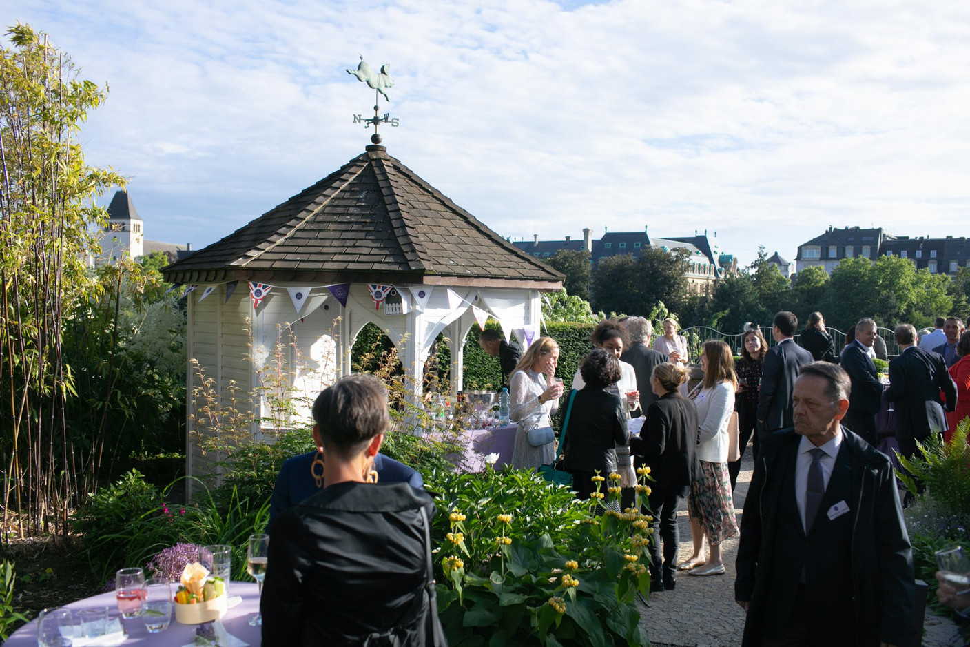 La célébration s'est déroulée dans le cadre magnifique du jardin de la résidence de l'ambassade britannique. (Photo: Matic Zorman/Maison Moderne)