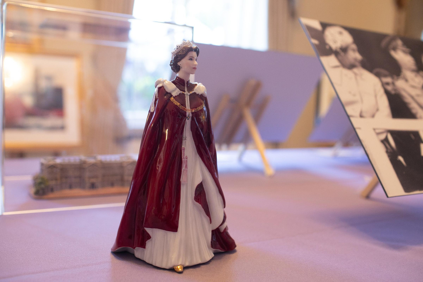 Une figurine en porcelaine de la Reine Elizabeth II. (Photo: Matic Zorman/Maison Moderne)