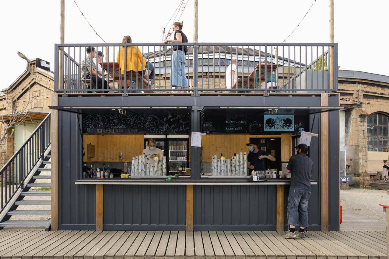 La terrasse panoramique qui surplombe le bar et le parvis des Rotondes est un des spots incontournables pour prendre l’apéritif avec style! Romain Gamba/Maison Moderne