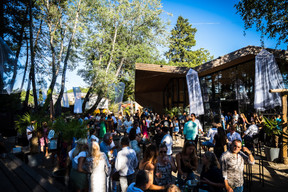 S’il est possible de s’y détendre au soleil pendant la semaine, les week-ends sont souvent très festifs sur la grande terrasse «beach club» du Boos. (Photo: Eleris/Floriano Cardosi)