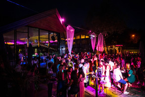 S’il est possible de s’y détendre au soleil pendant la semaine, les week-ends sont souvent très festifs sur la grande terrasse «beach club» du Boos. (Photo: Eleris/Floriano Cardosi)