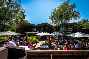 Les deux parties de la superbe terrasse du Boos permettent de lui apporter deux ambiances et deux mises en place différentes, pour coller au mieux aux concepts réalisés.   (Photo: Eleris/Floriano Cardosi)