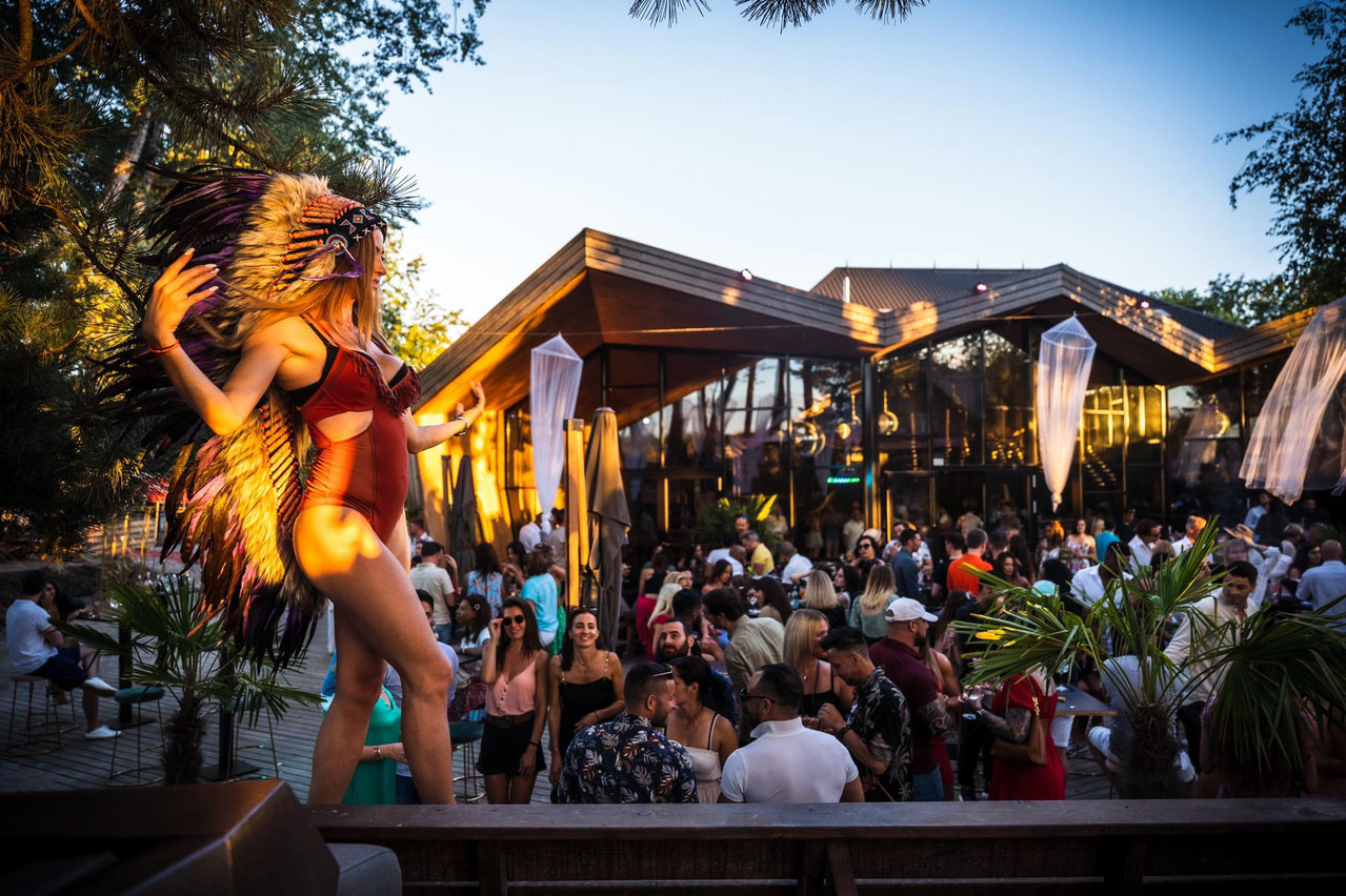 S’il est possible de s’y détendre au soleil pendant la semaine, les week-ends sont souvent très festifs sur la grande terrasse «beach club» du Boos. (Photo: Eleris/Floriano Cardosi) 