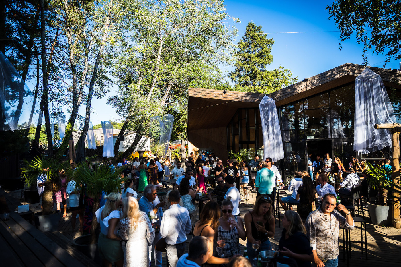 S’il est possible de s’y détendre au soleil pendant la semaine, les week-ends sont souvent très festifs sur la grande terrasse «beach club» du Boos. (Photo: Eleris/Floriano Cardosi)