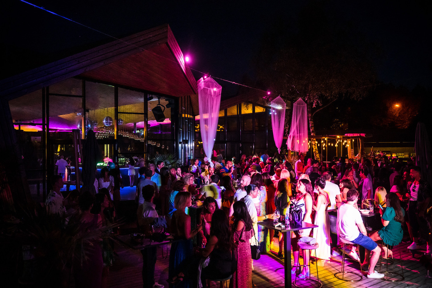 S’il est possible de s’y détendre au soleil pendant la semaine, les week-ends sont souvent très festifs sur la grande terrasse «beach club» du Boos. (Photo: Eleris/Floriano Cardosi)
