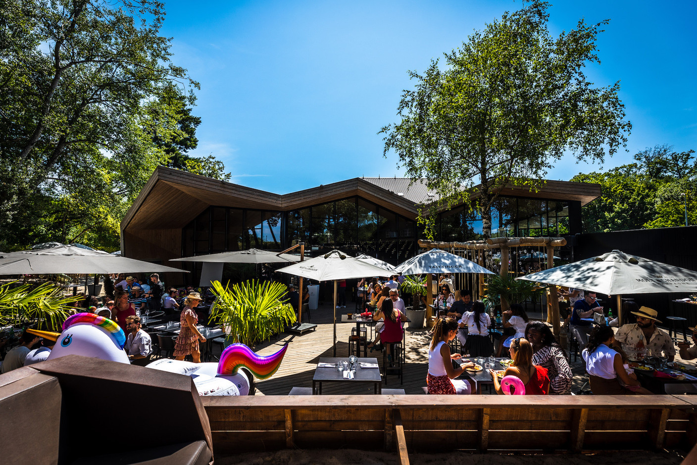 Les deux parties de la superbe terrasse du Boos permettent de lui apporter deux ambiances et deux mises en place différentes, pour coller au mieux aux concepts réalisés.   (Photo: Eleris/Floriano Cardosi)