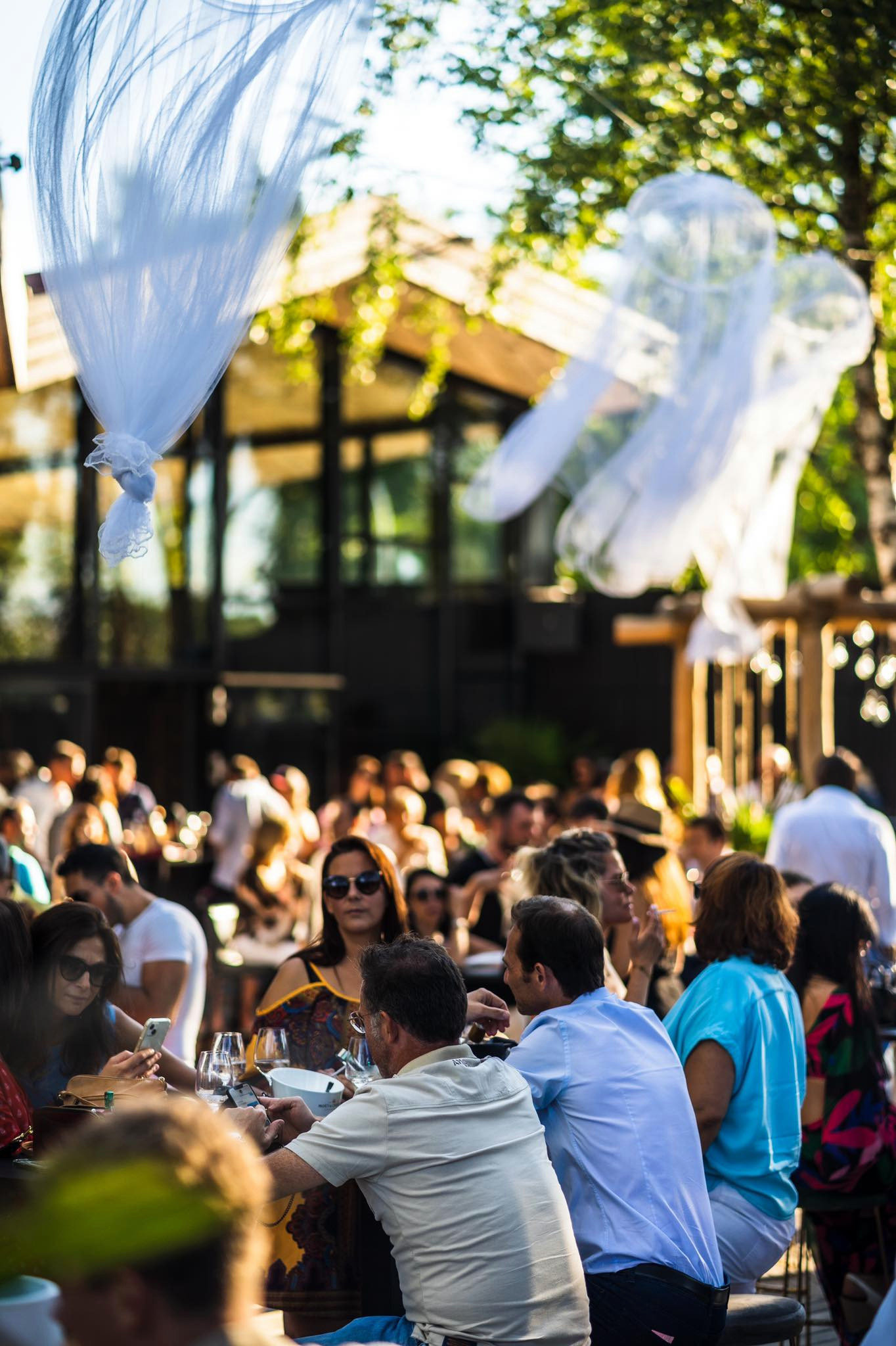 S’il est possible de s’y détendre au soleil pendant la semaine, les week-ends sont souvent très festifs sur la grande terrasse «beach club» du Boos. (Photo: Eleris/Floriano Cardosi)