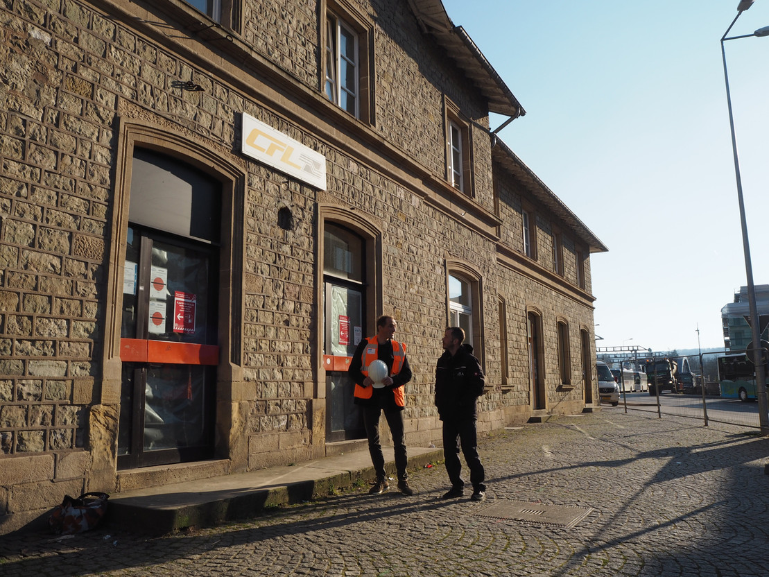 Guillaume Dubois, Ingénieur cadre dirigeant chez Schroeder & Associés et Jo Goergen, Architecte urbaniste au sein de l’entreprise familiale Mola devant la gare d’Ettelbrück. (Photo : Schroeder & Associés)