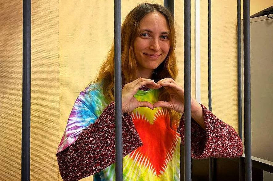 Aleksandra Skochilenko in a courtroom. The Russian activist was detained in April after replacing price tags in supermarkets with anti-war slogans. Alexey Belozerov -  Creative Commons   Attribution-Share Alike 4.0 International  license.