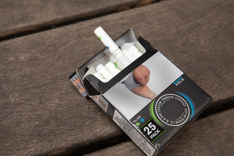 C’est sur une image comme celle-ci, au dos d’un paquet de cigarettes acheté au Luxembourg, qu’un sexagénaire de Metz a retrouvé une photo de sa jambe, amputée après une agression. Il dit n’avoir jamais donné son consentement. (Photo: Jan Hanrion/Maison Moderne)