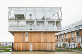 The base of the building is set back from the upper part. Photo: Miguel Fernández Galiano