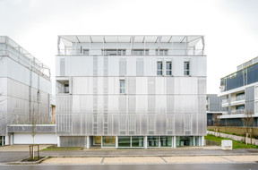 The buildings facing the street have a metal façade. Photo: Miguel Fernández Galiano