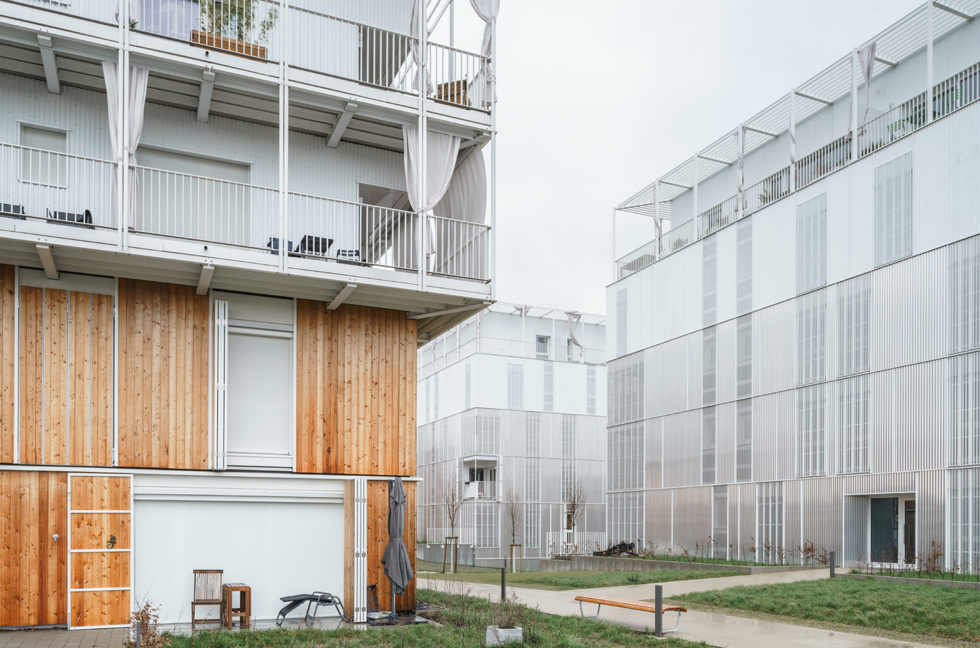 The architects chose to fit the balconies with curtains to protect them from the sun. Photo: Miguel Fernández Galiano