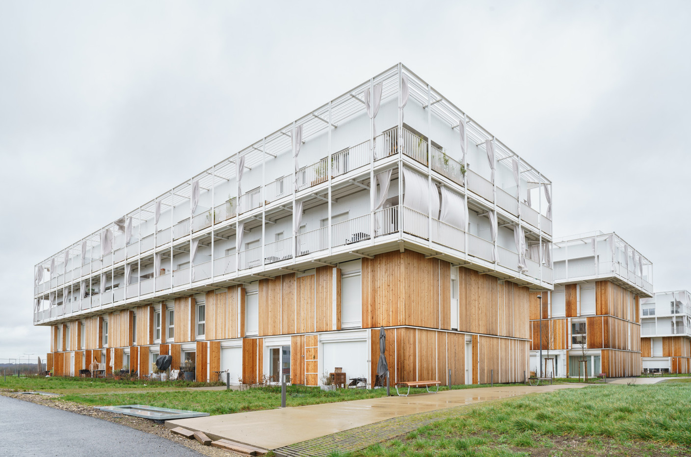 At the heart of the block, the façades are clad in wood. Photo: Miguel Fernández Galiano