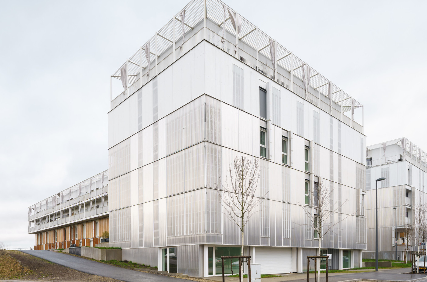 The shutter system allows the façade to be either solid or have openings. Photo: Miguel Fernández Galiano