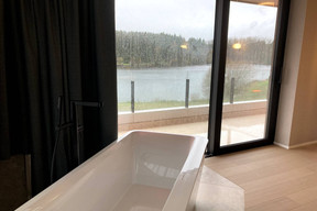 Some rooms have a bath with a lake view. Photo: Céline Coubray
