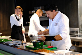 With the help of his brigade, chef Mattagne prepared the tastings for the guests. Photo: Anatura