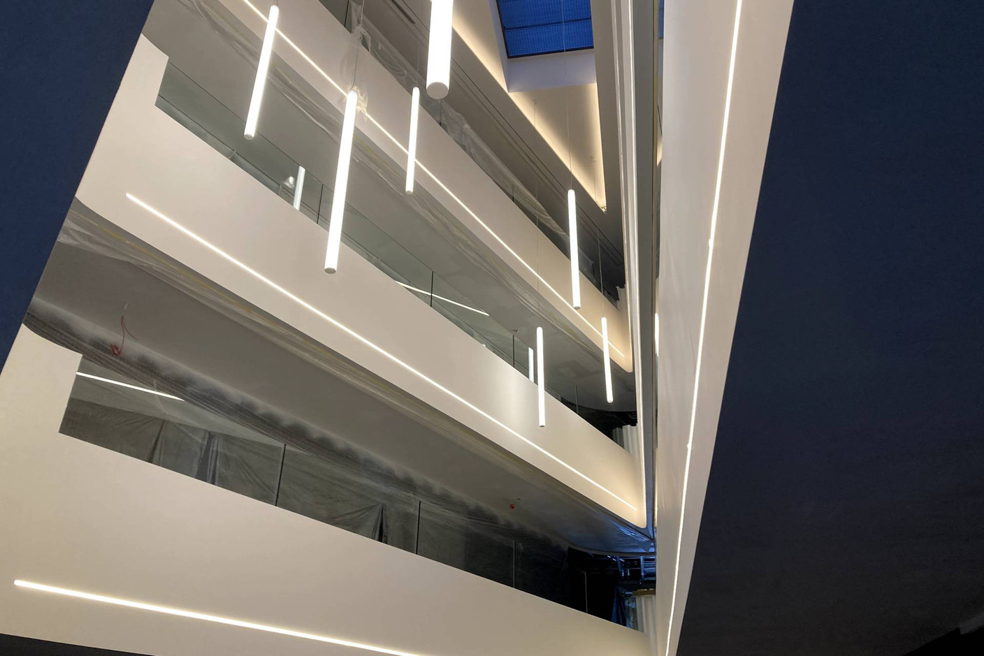 A vast atrium distributes the rooms over several floors. Photo: Céline Coubray