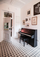 Dans l’entrée, qui a conservé son caractère ancien, le piano accueille les visiteurs. (Photo: Guy Wolff/Maison Moderne)