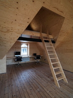 Le grenier a été transformé en chambre et en pièce à vivre, avec un emplacement pour le lit en mezzanine. (Photo: Guy Wolff/Maison Moderne)