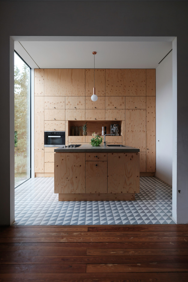 La cuisine a été réimplantée dans la maison et dessinée par Florian et Maribel. Elle est réalisée avec du bois bon marché servant habituellement à l’emballage. (Photo: Guy Wolff/Maison Moderne)