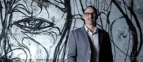 Avec son large sourire et son coup de fourchette enthousiaste, le compositeur André Dziezuk est un partenaire de dîner particulièrement apprécié au Luxembourg! (Photo: Julien Becker)