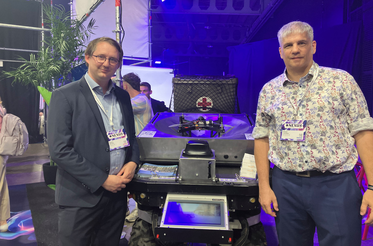 André Wilmes (left) in front of the Artus robot, a multi-mission UGV platform designed by Dieter Lutzmayr to whose development Rafinex will contribute via a joint venture that will be set up in Luxembourg. Photo: Marc Fassone / Maison Moderne