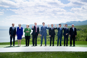 Le 8 juin 2018, Angela Merkel et la Première ministre britannique Theresa May sont les deux seules femmes à figurer sur la photo de famille du G7, aux côtés notamment de Jean-Claude Juncker. ((Photo: EU))