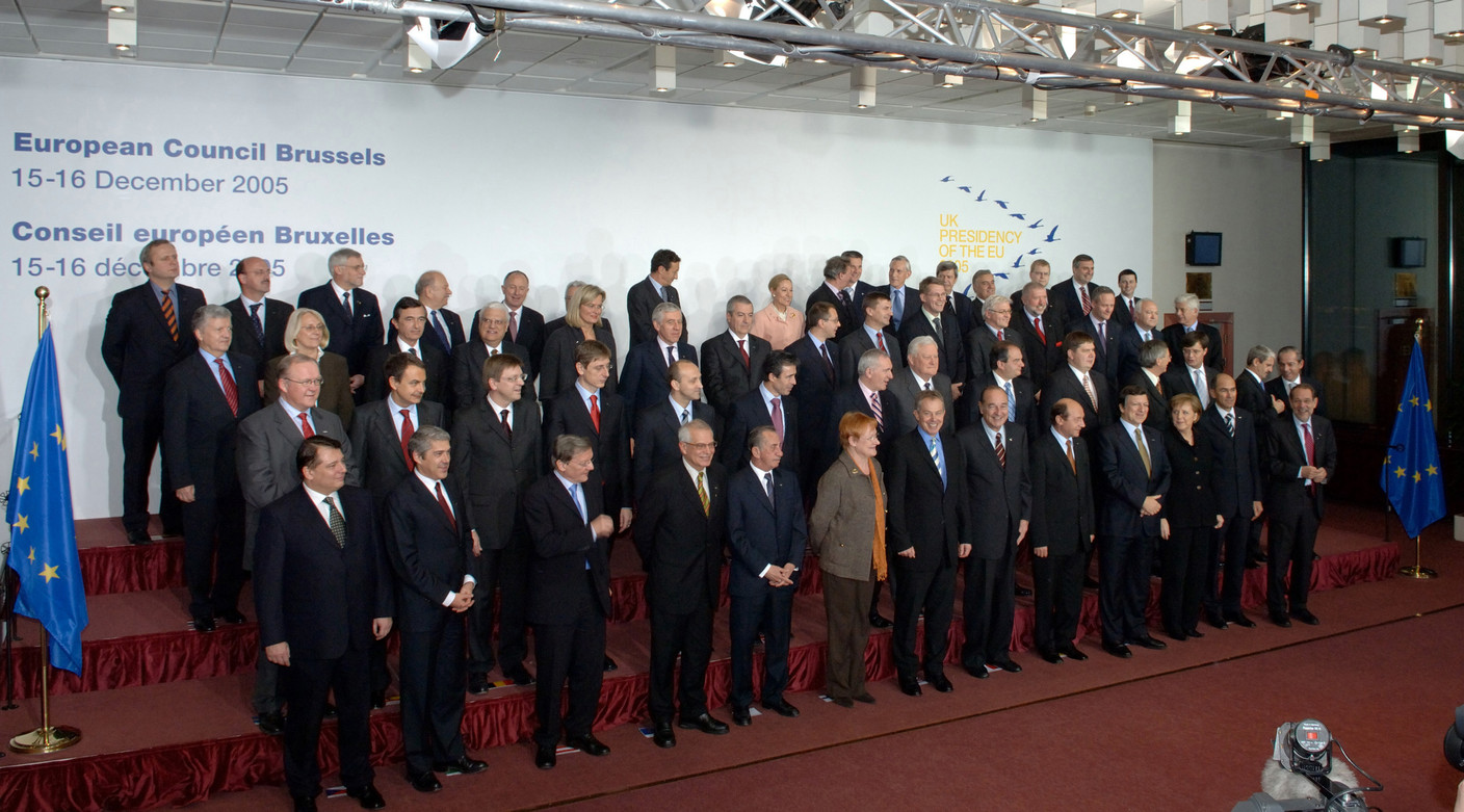 Première photo de famille européenne pour Angela Merkel (3e à droite, 1er rang) lors du Conseil européen des 15 et 16 décembre 2005 à Bruxelles. (Photo: Commission européenne)