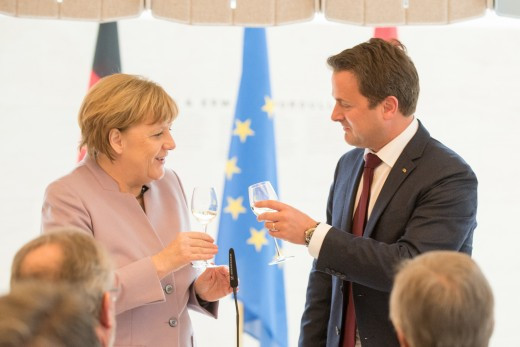 Angela Merkel et Xavier Bettel lèvent leur verre aux relations germano-luxembourgeoises, le 12 janvier 2017 à Luxembourg. (Photo: SIP)