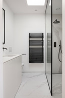 Dans la salle de douche, on retrouve cet esprit graphique et minimaliste. (Photo : Tijs Vervecken)