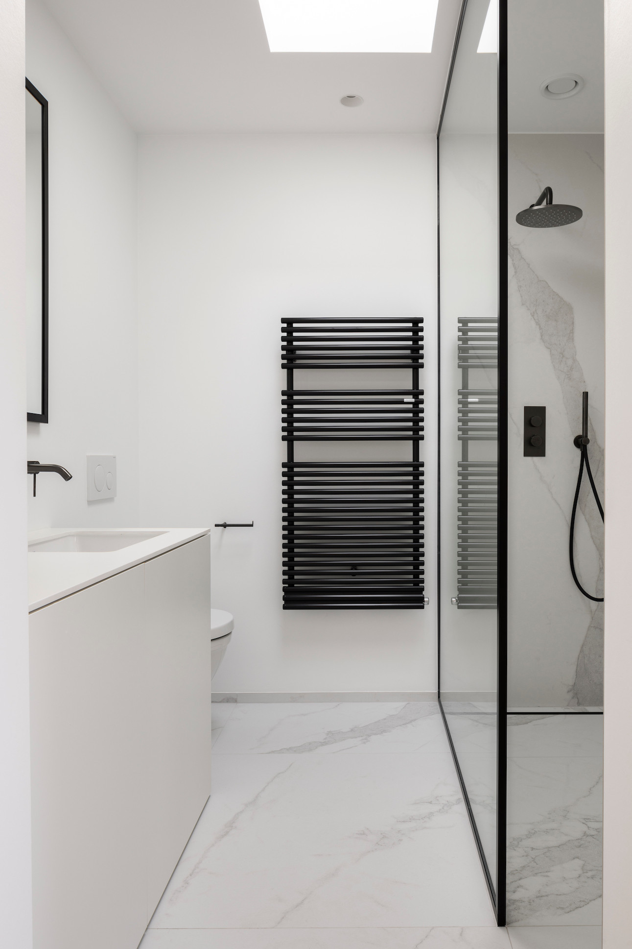 Dans la salle de douche, on retrouve cet esprit graphique et minimaliste. (Photo : Tijs Vervecken)