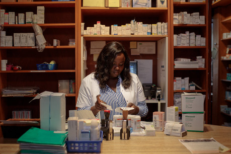 Seules les activités dites «essentielles» sont concernées par cette faculté d’annuler les congés déjà accordés, comme les pharmacies ou encore les services publics. (Photo : Matic Zorman / archives / Maison Moderne)