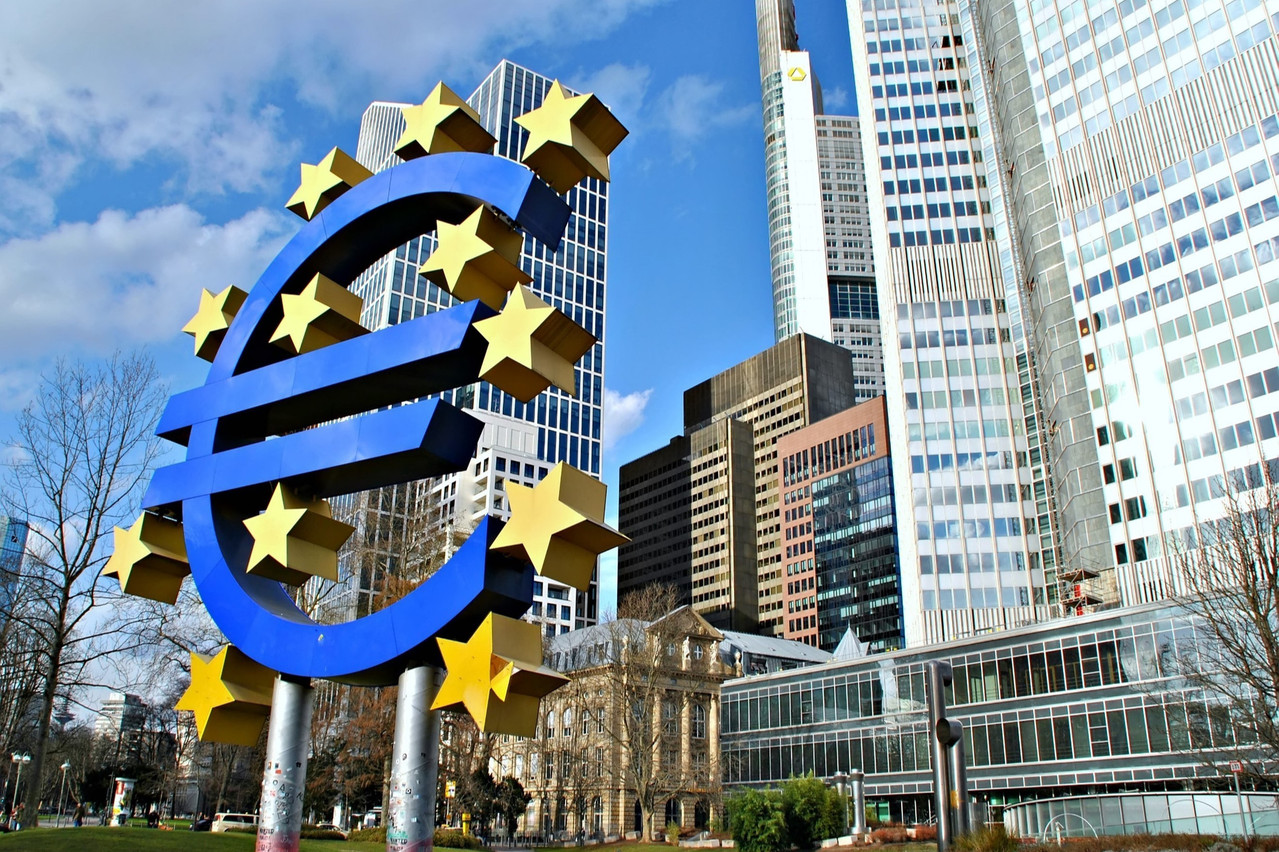 «Il est de notre devoir d’alerter sur le fait que la BCE pourrait aujourd’hui offrir aux États européens les moyens de leur reconstruction écologique, mais aussi de réparer la casse sociale, économique et culturelle, après la terrible crise sanitaire que nous traversons», indiquent les signataires. (Photo: Shutterstock)