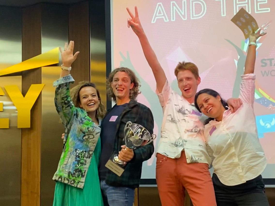 Les vainqueurs de la Startup World Cup à Luxembourg, le CEO d’Anote Music Marzio F. Schena et son directeur technique Grégoire Mathonet, entourés par Ilana Devillers (2e avec F4A à gauche) et Imeshi Weerasingh (3e avec WEO à droite). (Photo: Maison Moderne)
