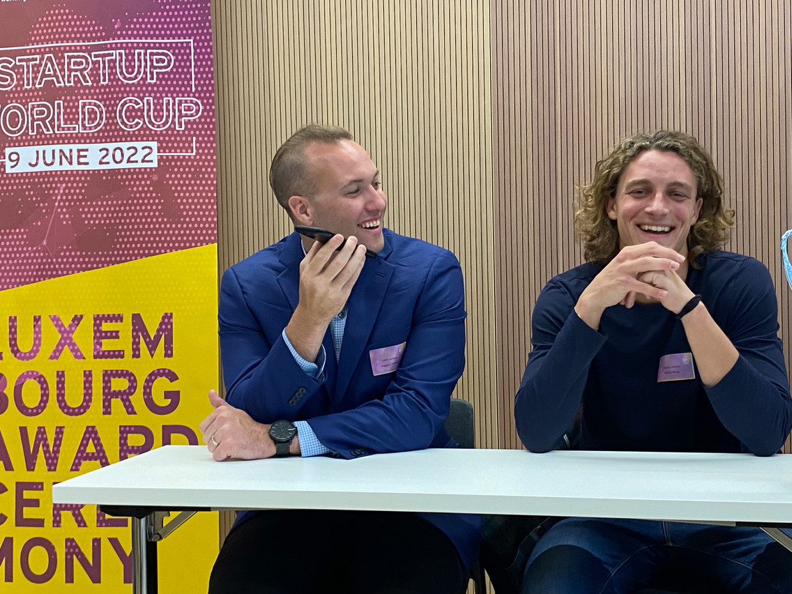 Surprise: le partner de Pegasus Tech Ventures, Justin Jackson (à gauche), a pris le téléphone du CEO d’ANote Music, Marzio F. Schena, pour annoncer à l’autre cofondateur, Matteo Cernuschi, que la fintech s’est qualifiée pour San Francisco. (Photo: Maison Moderne)