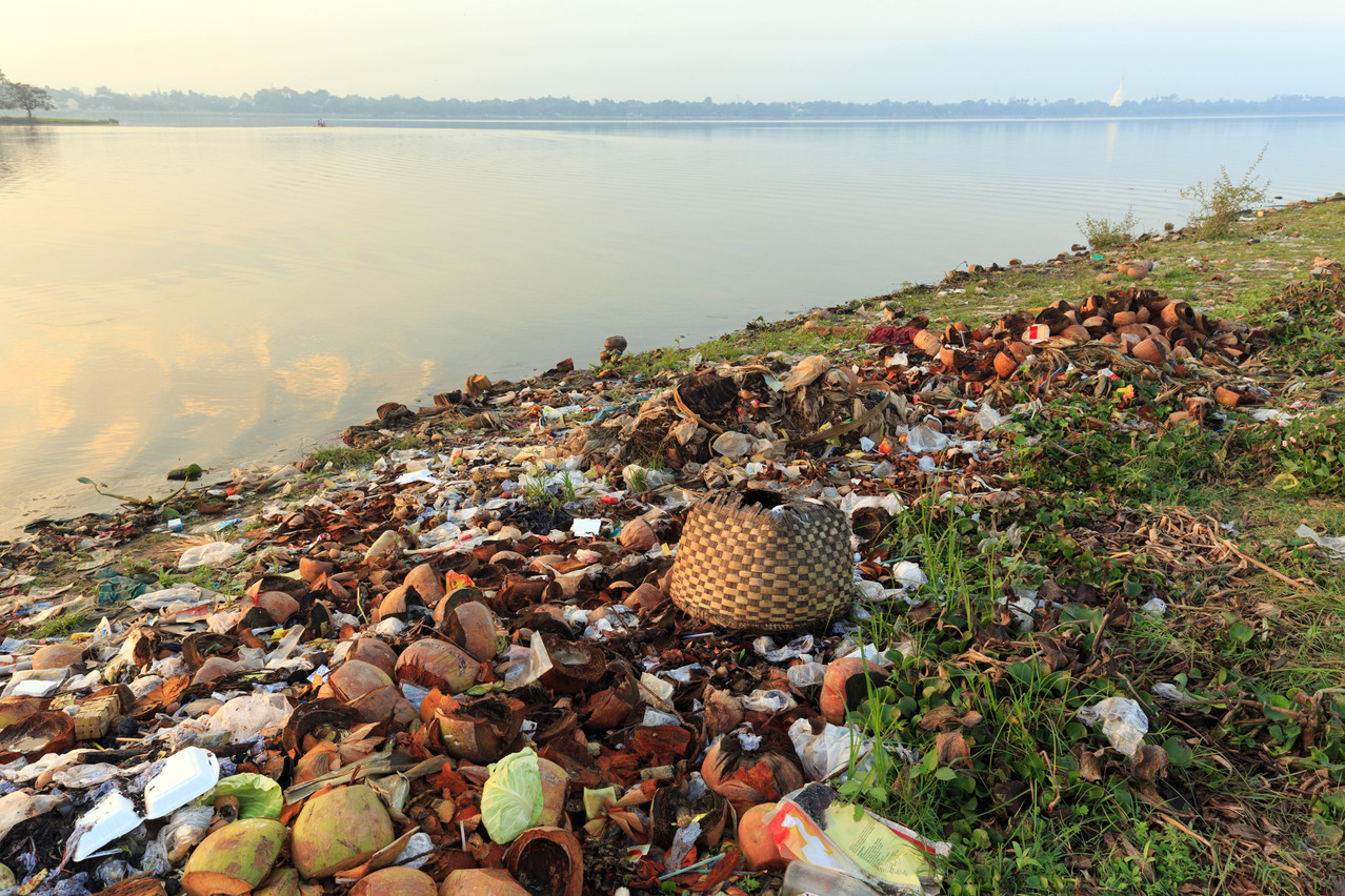 Pollution from food waste and packaging on the shore of Lake Taungthaman near the U Bein Bridge in Myanmar.  (Image: Shutterstock)
