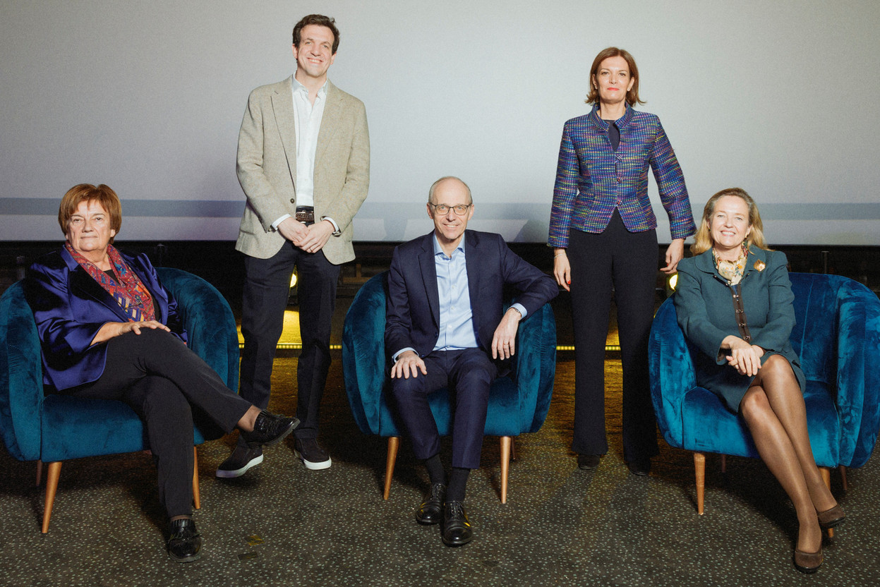 Michèle Detaille (Elora), Yannick Oswald (Mangrove Capital Partners), Luc Frieden (Prime Minister), Julie Becker (Luxembourg Stock Exchange) and Nadia Calviño (EIB). (Photo: Julian Pierrot/Paperjam)