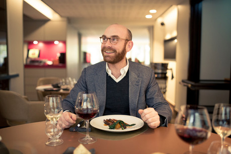 Pour Antoine Clasen, le bon vin est important certes, mais pas sur n’importe quelle table! (Photo: Maison Moderne Publishing SA)
