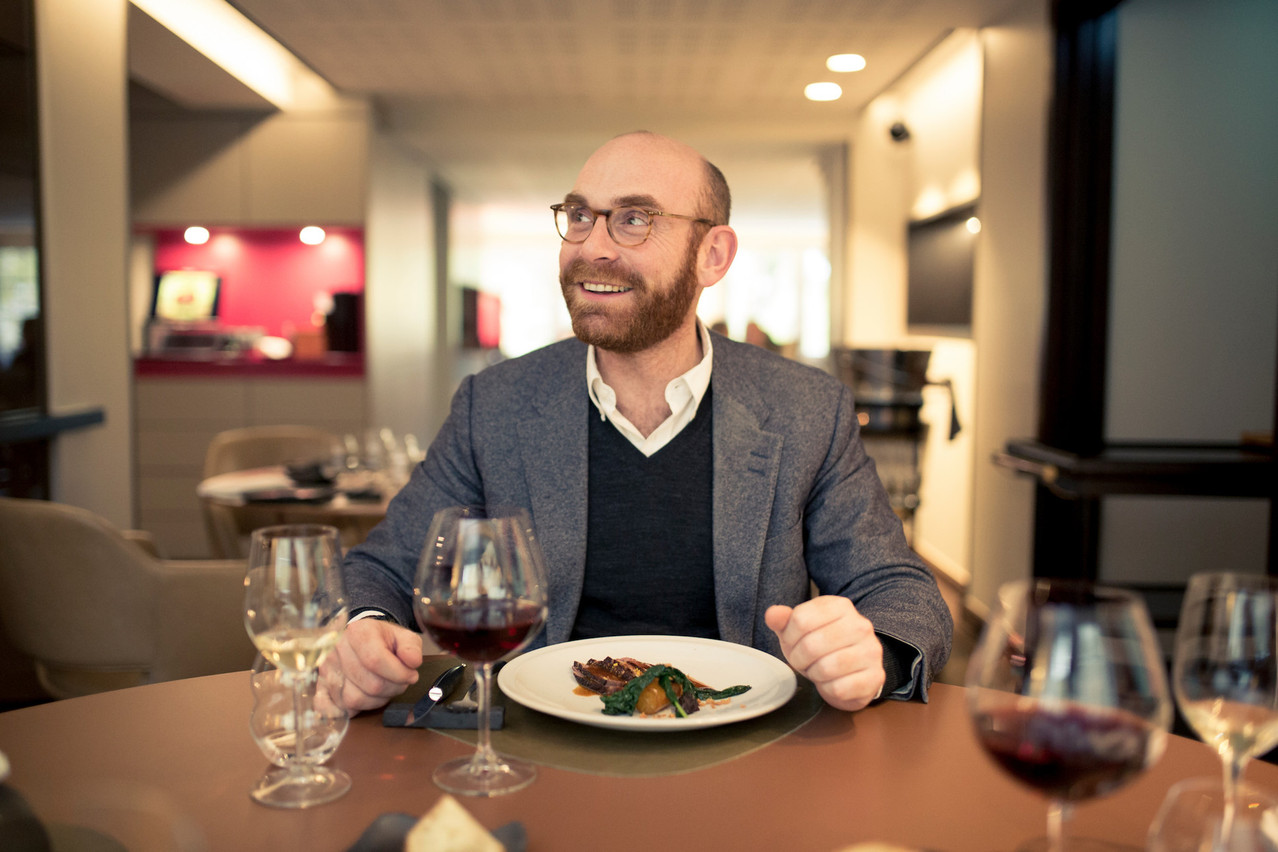 Pour Antoine Clasen, le bon vin est important certes, mais pas sur n’importe quelle table!  (Photo: Maison Moderne Publishing SA)