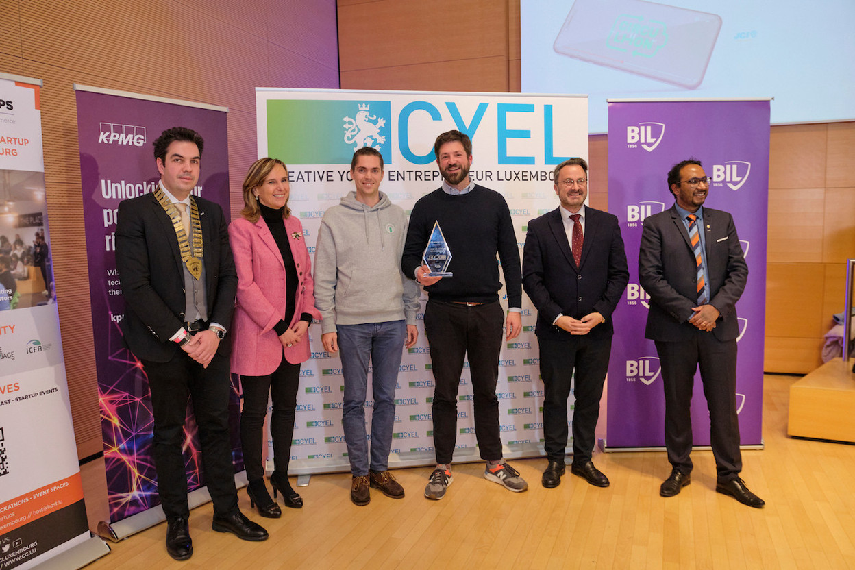 Antoine Welter (third from right) with his award standing next to prime minister Xavier Bettel and his Circu Li-ion co-founder Xavier Kohll (third from left) at the CYEL gala ceremony on Thursday evening. CYEL
