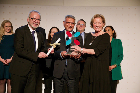 Werner Hoyer, président de la BEI (à gauche), et Paulette Lenert, ministre de la Coopération et de l’Action humanitaire, ont remis le Prix européen de la microfinance à l’assureur kényan Apa Insurance Ltd. (Photo: European Microfinance Award\Studion)