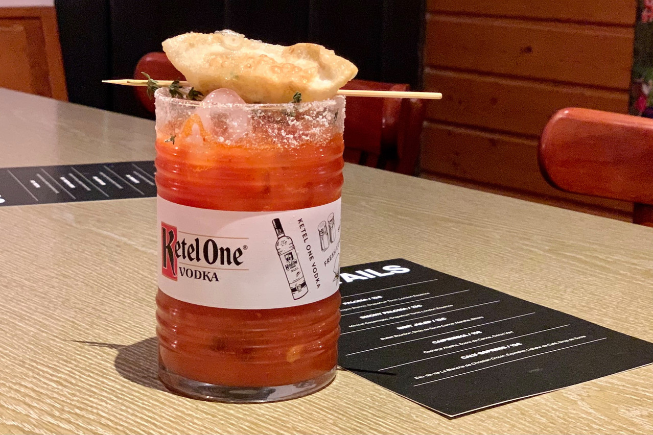 Le «Asian Bloody Mary» est un apéritif combo cocktail-gyoza du meilleur effet, à déguster au Mont Saint-Lambert… (Photo: Maison Moderne)