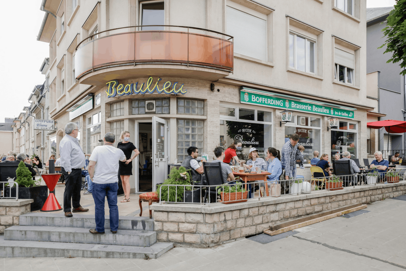 À Bonnevoie, les petites terrasses comme celle de la Brasserie Beaulieu n’ont pas eu à rougir en termes de popularité pour cette réouverture exceptionnelle... (Photo: Romain Gamba / Maison Moderne)