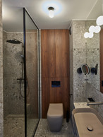 On retrouve une unité stylistique entre la pièce d’eau et le reste de l’appartement. ((Photo: Eric Chenal))