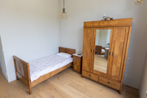 La chambre de leur fille est meublée avec des biens de famille. (Photo: Romain Gamba/Maison Moderne)