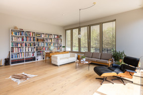 Le salon et le bureau ne forment qu’un seul et même espace, en face de la cheminée. (Photo: Romain Gamba/Maison Moderne)