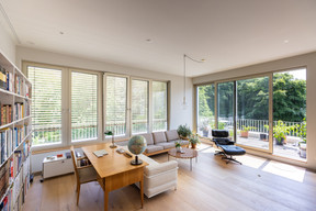 La pièce de vie jouit d’une grande terrasse, et la grande porte vitrée offre un effet dedans-dehors.  (Photo: Romain Gamba/Maison Moderne)