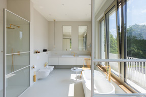   La salle de bains est volontairement grande et très bien éclairée naturellement pour un confort optimal. (Photo: Romain Gamba/Maison Moderne)