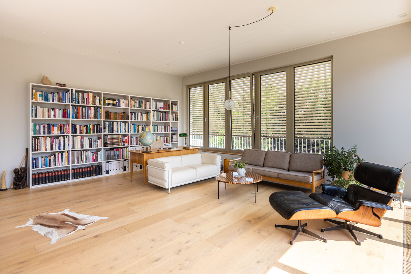 Le salon et le bureau ne forment qu’un seul et même espace, en face de la cheminée. (Photo: Romain Gamba/Maison Moderne)